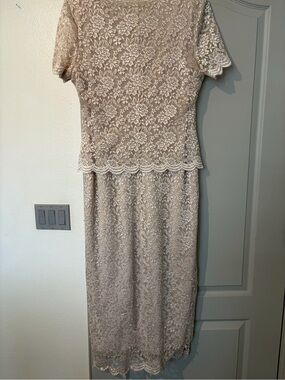 Short-Sleeve Lace Midi Dress in Light Beige